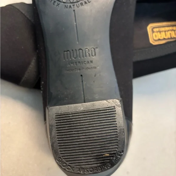 MUNRO American Low Heel Pumps in Black with Criss Cross Elastic Slip On Size 10 - Picture 7 of 14